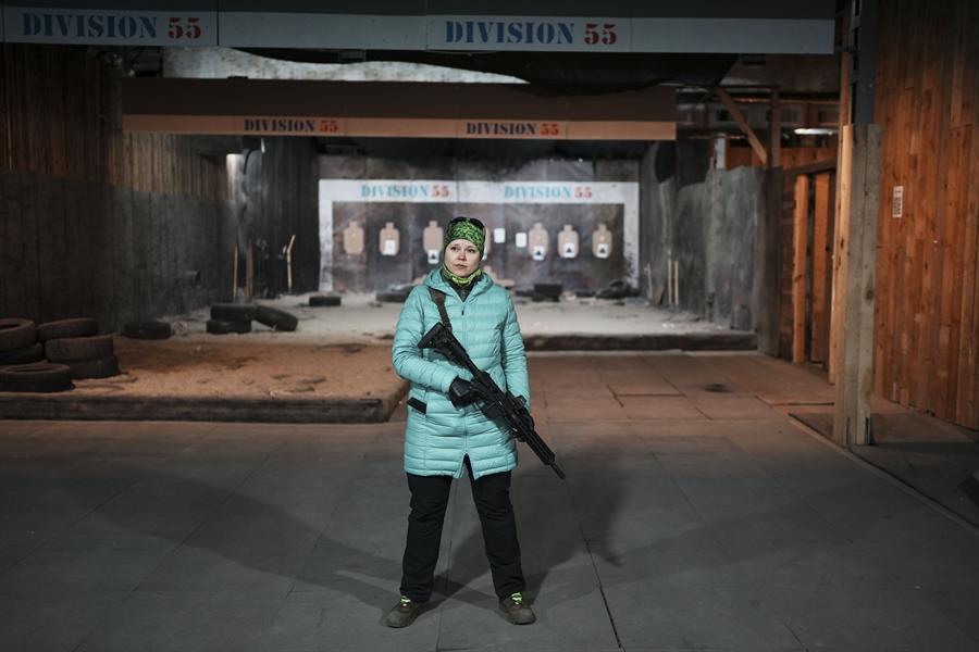 Las ucranianas que cogen las armas por primera vez para defenderse (FOTOS)