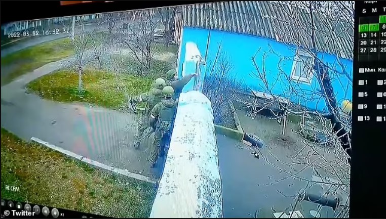 Soldados rusos se enfrentan a una pareja desarmada luego que intentaran saquear su casa (VIDEO)