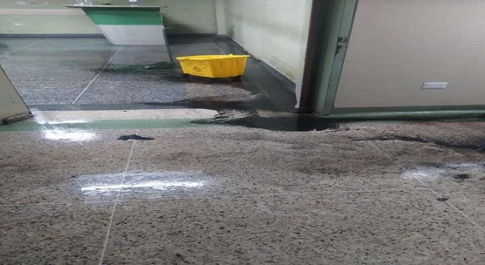 Cloacas del área pediátrica del hospital de Maturín permanecen desbordadas desde hace un mes