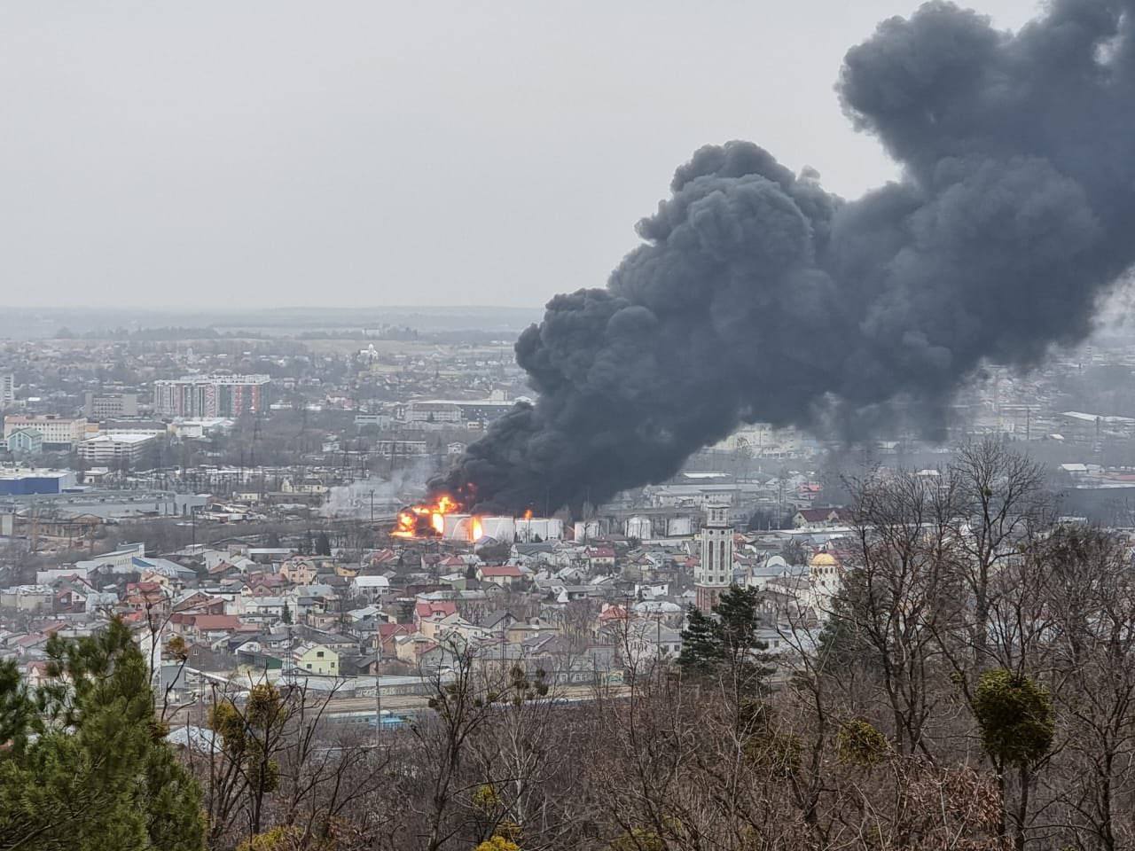 VIDEOS: Depósito de combustible estalló en llamas luego de ser alcanzado por un misil ruso en Lviv
