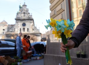 En medio de la invasión, las flores de primavera adquieren tintes patrióticos en Ucrania