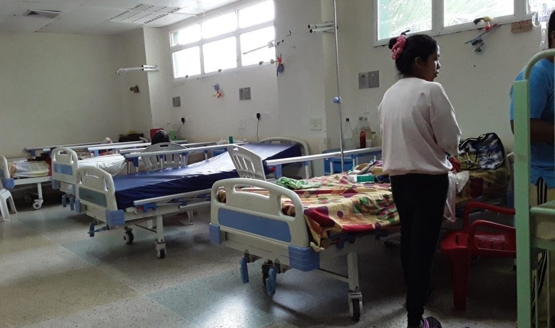 Pacientes tostados de calor son “refrescados” con cartones: así están las cosas en el Hospital Central de Maturín