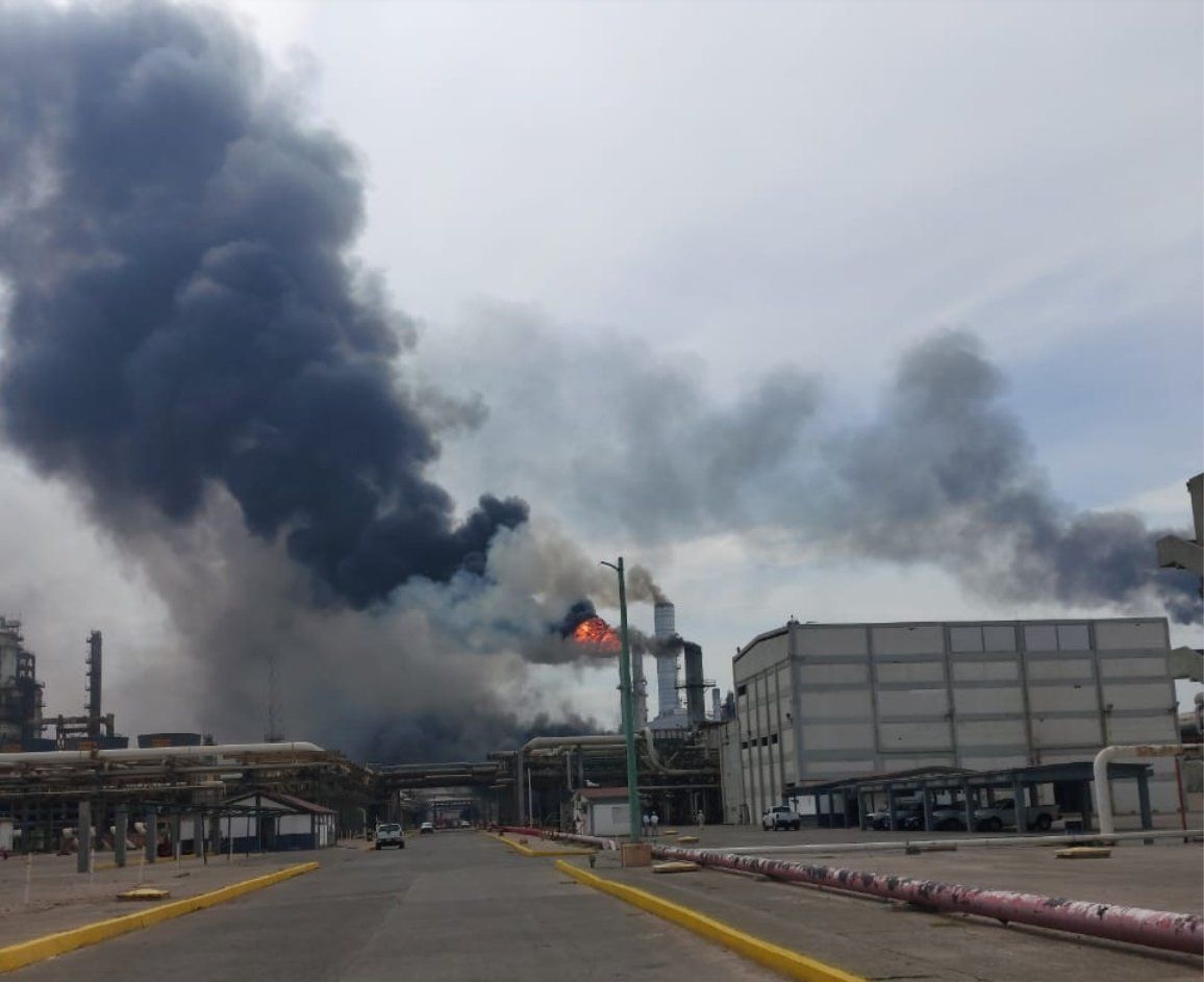 Tanque de almacenamiento de gasolina se incendió en refinería mexicana por falla mecánica