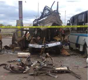 Peligro en Zulia luego que explotara un carro en una bomba de gasolina (FOTOS)