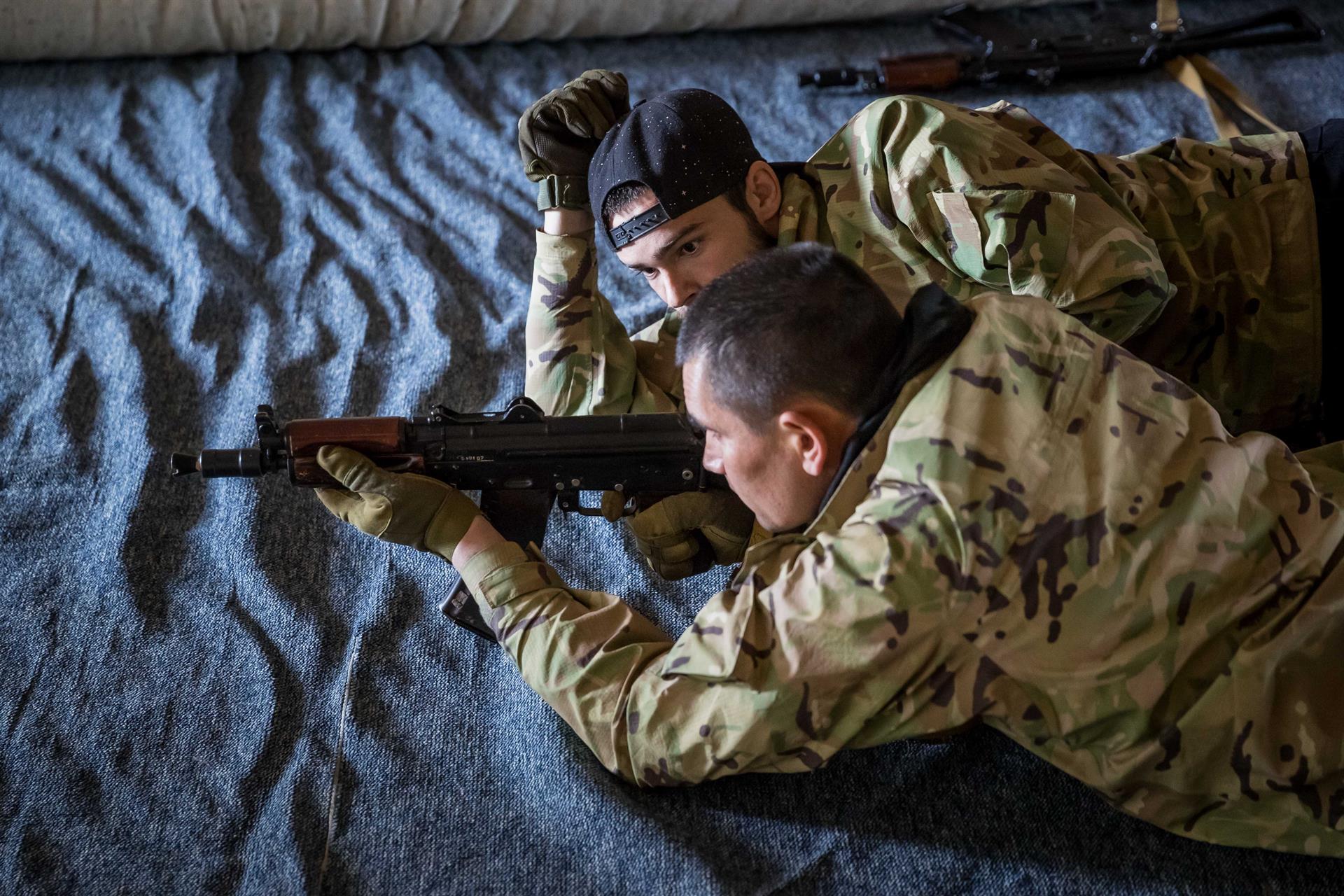 Clases militares exprés para luchar en el frente de batalla en Ucrania (Fotos)