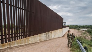 “Una tragedia sin sentido”: mujer murió tras intentar escalar el muro fronterizo entre México y EEUU