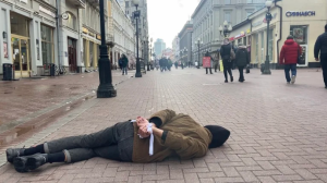 EN IMÁGENES: la impactante protesta de un activista en Rusia contra la masacre en Bucha