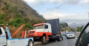 EN IMÁGENES: gandola volcada en la autopista Caracas – La Guaira generó fuerte retraso en el tránsito #22Abr