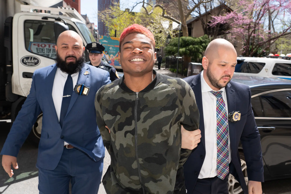 Infame violador de gemelas sonrió y escupió a la prensa tras ser recapturado en Nueva York