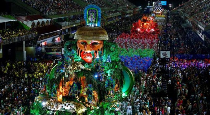 Carnaval devolvió la euforia a la capital de la samba tras dos años de oscuridad