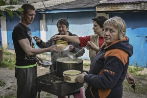 La búsqueda desesperada por la comida en las zonas ocupadas por Rusia en Ucrania