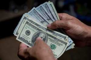 Venezuela no está preparada para indexar el salario al dólar, advierten analistas