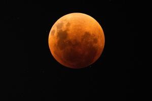 La Luna se tiñó de rojo en un espectacular eclipse total lunar