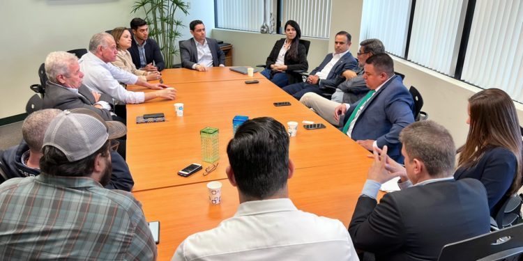 Vecchio se reunió con alcaldes de Florida para fortalecer cooperación en favor de migrantes venezolanos