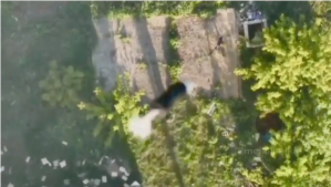 El impactante VIDEO de un dron ucraniano lanzando una granada sobre un soldado ruso