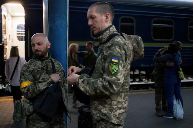 Por qué los soldados Lgbt de Ucrania llevan la insignia de un unicornio en sus uniformes