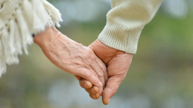 Así es Ourtime, el Tinder para mayores de 50 años que buscan otra oportunidad en el amor