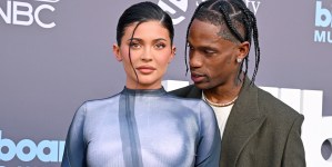 Kylie Jenner recibe críticas por llevar a su hija con corto vestido a los Premios Billboards 2022