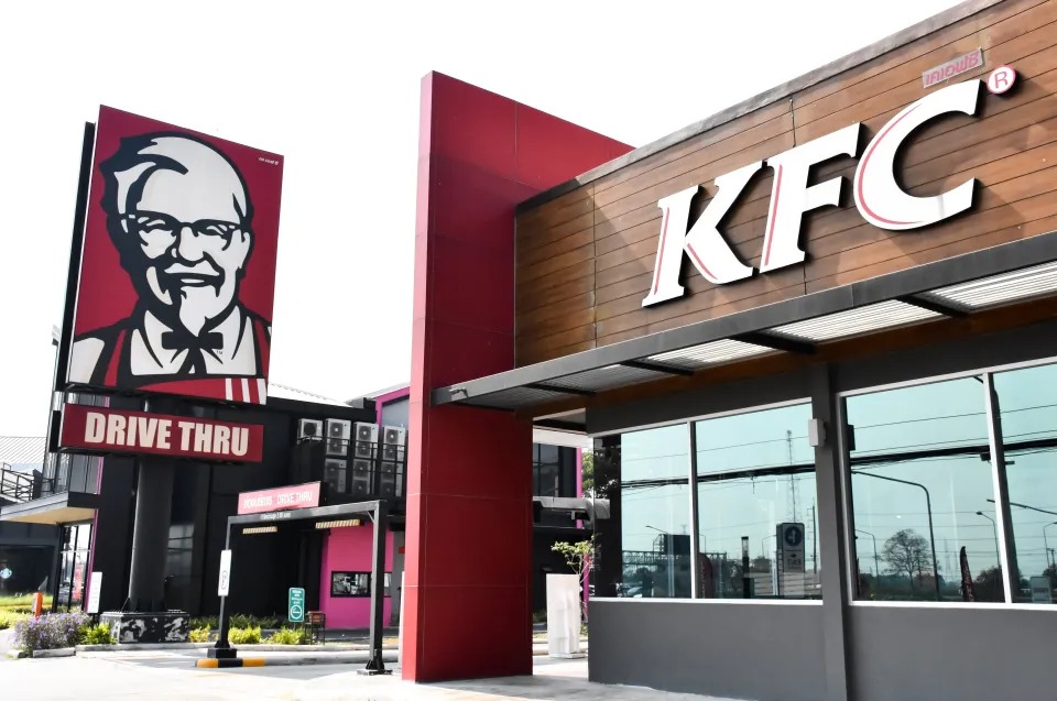 Escándalo en KFC: trabajadores lamen pollo y tiran papas fritas al piso antes de colocarlos en un pedido (VIDEO)