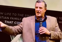Confrontó a un pastor frente a todos por haberle “quitado la virginidad” a los 16 años (VIDEO)