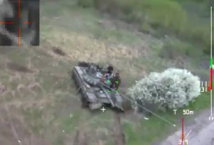 EN VIDEO: El picnic de unos rusos sobre un tanque terminó mal cuando llegó un dron ucraniano a arruinarle la velada