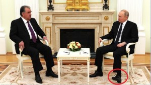 El extraño movimiento de pies de Putin frente a un mandatario que aviva los rumores sobre su maltrecha salud