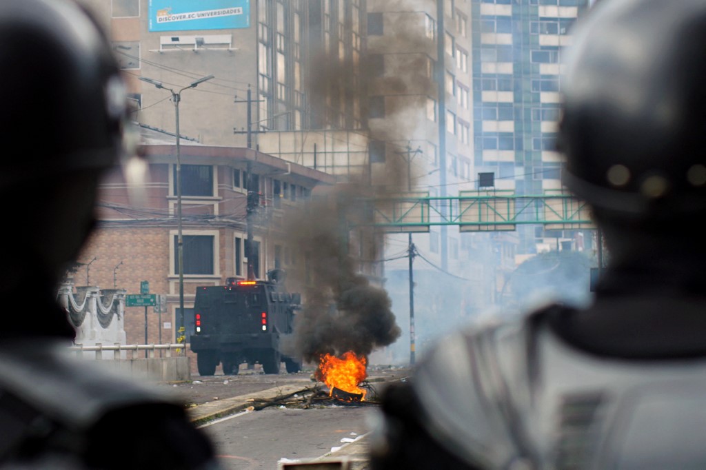 Policía de Ecuador reportó 80 detenidos por fuertes disturbios