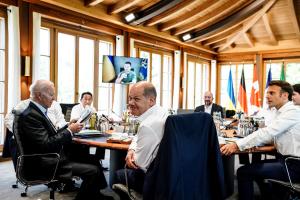 Zelenski pide al G7 sistemas de defensa y ayuda a la reconstrucción de Ucrania