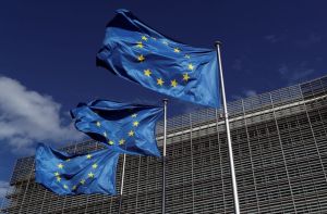Bruselas niega que la paridad con el dólar se deba a “la debilidad” del euro