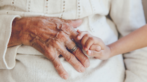 “No soy una guardería”: abuela le cobra 15 dólares a su hija para cuidar a su nieto
