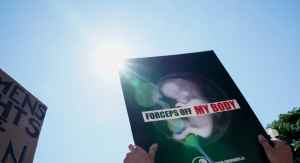 Protestas, cierres de clínica e incertidumbre: lo que dejó el fallo del Supremo sobre el derecho al aborto en EEUU (Video)