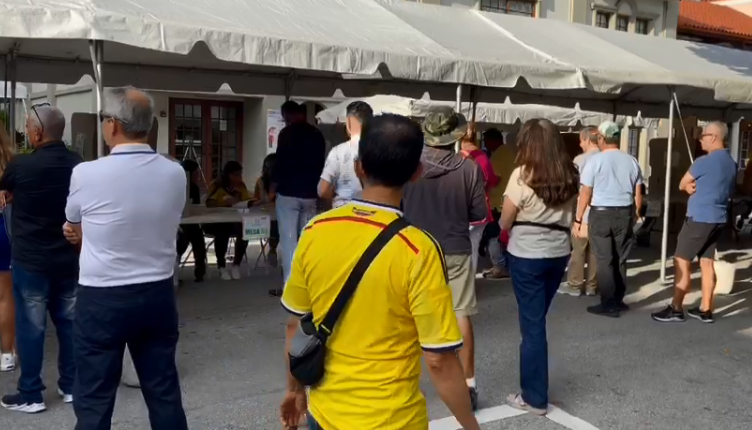 Unos 120 mil ciudadanos colombianos ejercen su derecho al voto al sur de Florida (VIDEO)