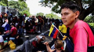 Venezuelan migrants in southern México form U.S.-bound caravan