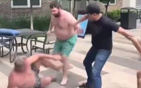 ¡Agárrame que lo mato! La pelea VIRAL de dos hombres en traje de baño (VIDEO)