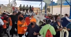 Volaron sillas y golpes: chavistas violentos prendieron trifulca para sabotear visita de Guaidó en Zulia (VIDEOS)