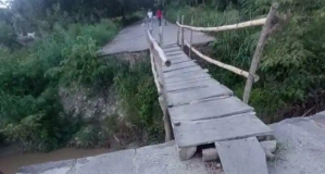 Estructura de madera cumple un año sobre un puente que “nunca reparó” el chavismo en zona rural de Barinas