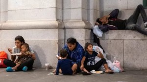 Colapsan servicios en la capital: Miles de inmigrantes son enviados desde Texas y Arizona a Washington