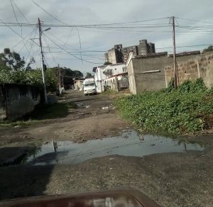 En las calles de Ciudad Bolívar lo que sobra son huecos y cloacas hediondas