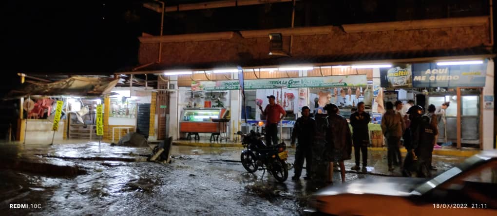 Quebrada hundió el asfalto y pone en peligro vialidad y locales de comida en San Cristóbal
