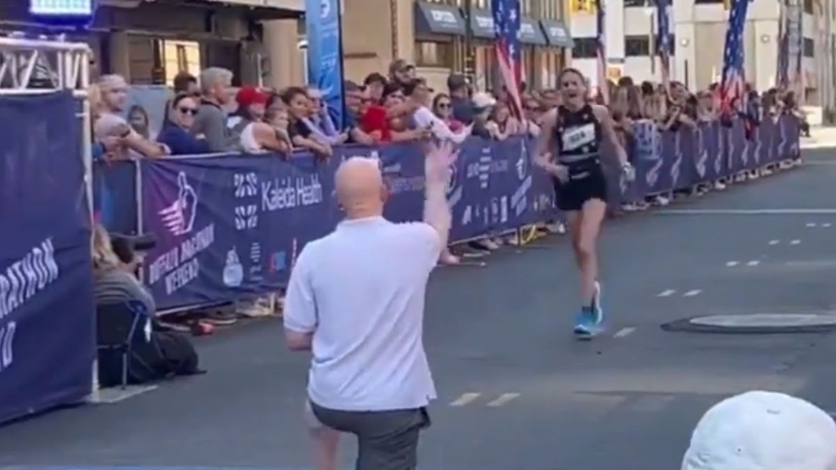 La sorpresa de una corredora al recibir una propuesta de matrimonio en la meta del Maratón de Búfalo (VIDEO)