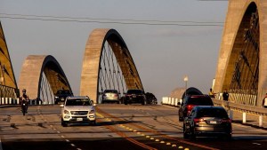 El caos reina de noche: La apertura de un puente en Los Ángeles que se volvió una pista de carreras