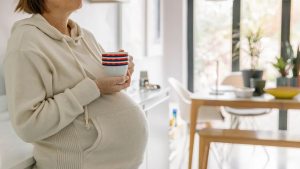 Beber café durante el embarazo podría afectar la capacidad del bebé para gatear o caminar
