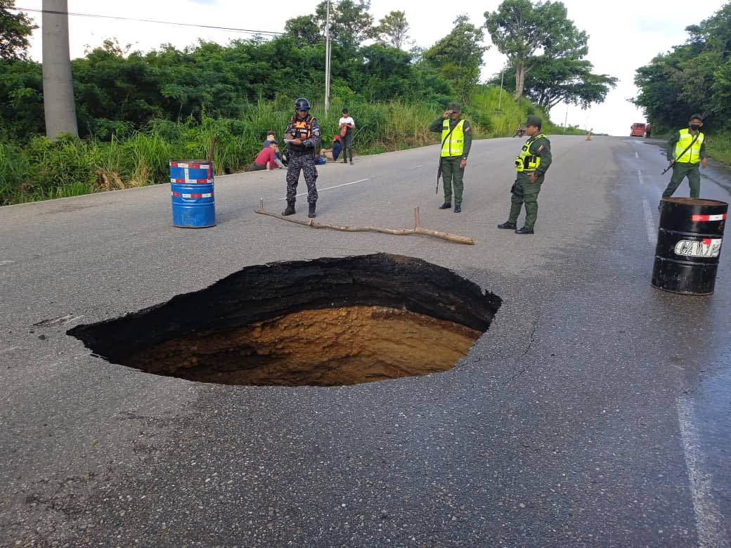 En IMÁGENES: Falta de mantenimiento degeneró en un mega cráter en la carretera Lara – Zulia