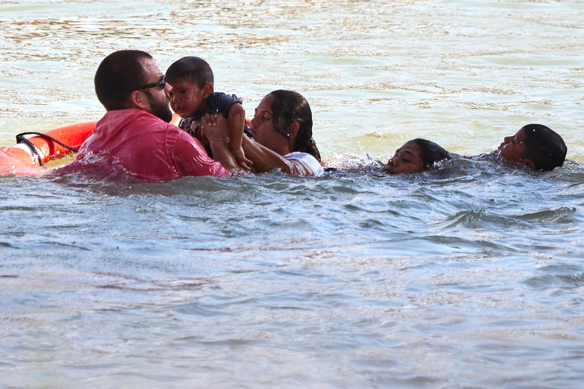 Cruce mortal en Río Bravo: asombroso rescate de un agente fronterizo a familia de migrantes en Texas (FOTOS)