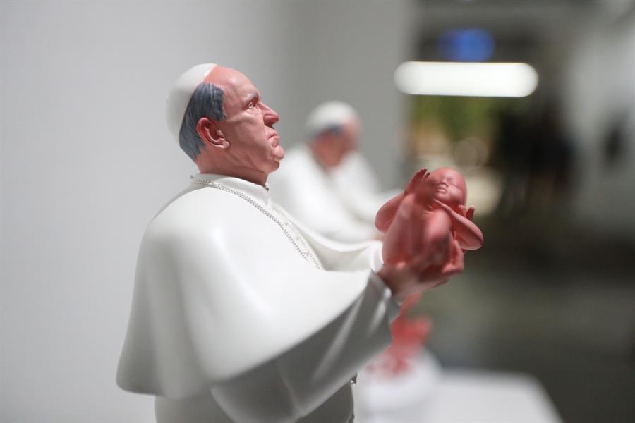 Una escultura del papa Francisco tirando a un bebé causa polémica en México