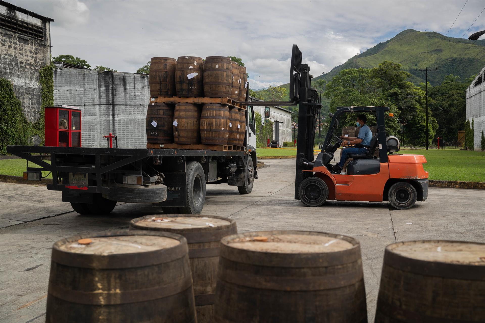 The smuggling of spare parts, cigarettes and liquor hits Venezuela’s national production hard