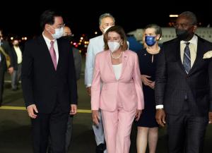 Pelosi abandona Taiwán tras una visita que cruzó la “línea roja” de China