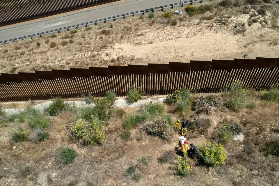 Mujer quedó atrapada entre las columnas del muro fronterizo en EEUU y las imágenes se viralizan
