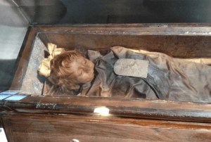 El misterio de la momia de la niña “más hermosa” que murió hace 100 años en Italia y sigue parpadeando