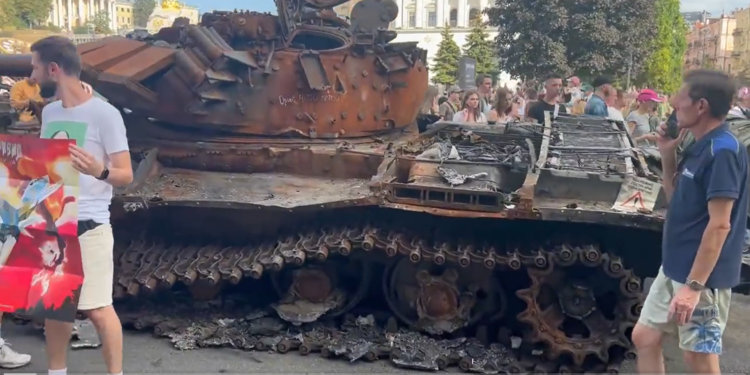 EN VIDEO: exhibición de los tanques rusos destruidos por la resistencia ucraniana en las calles de Kiev